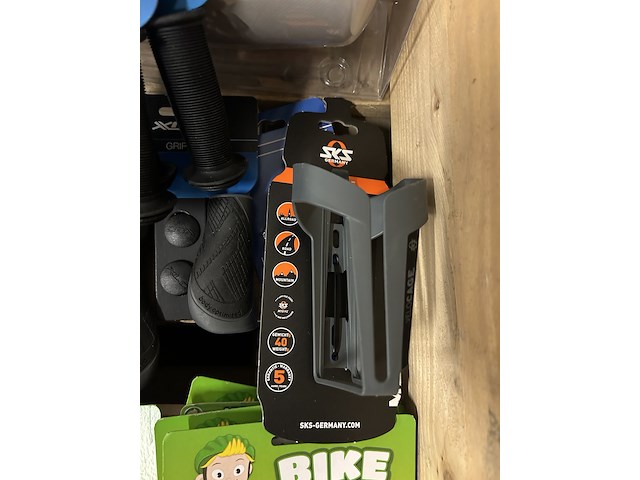 Partij fiets artikelen w.o. fietsbellen, grepen, slaaprollen w.o. yepp, xlc - afbeelding 4 van  12