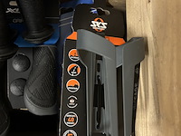 Partij fiets artikelen w.o. fietsbellen, grepen, slaaprollen w.o. yepp, xlc - afbeelding 4 van  12