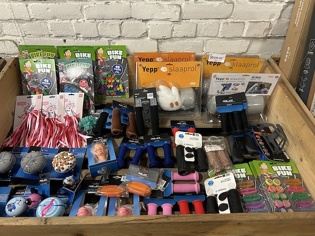 Partij fiets artikelen w.o. fietsbellen, grepen, slaaprollen w.o. yepp, xlc - afbeelding 1 van  12