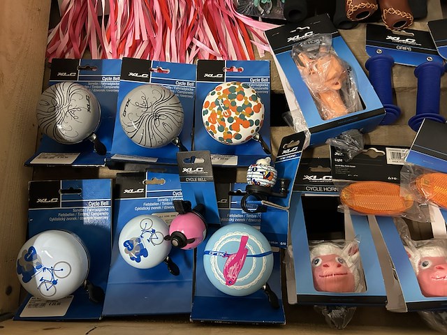 Partij fiets artikelen w.o. fietsbellen, grepen, slaaprollen w.o. yepp, xlc - afbeelding 5 van  12