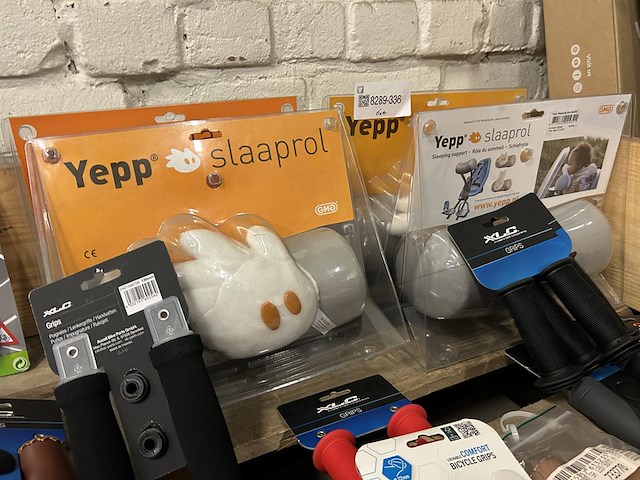 Partij fiets artikelen w.o. fietsbellen, grepen, slaaprollen w.o. yepp, xlc - afbeelding 7 van  12