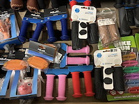 Partij fiets artikelen w.o. fietsbellen, grepen, slaaprollen w.o. yepp, xlc - afbeelding 8 van  12