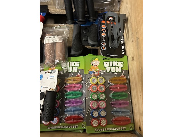 Partij fiets artikelen w.o. fietsbellen, grepen, slaaprollen w.o. yepp, xlc - afbeelding 9 van  12