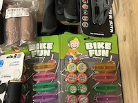 Partij fiets artikelen w.o. fietsbellen, grepen, slaaprollen w.o. yepp, xlc - afbeelding 9 van  12