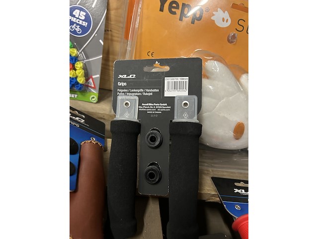 Partij fiets artikelen w.o. fietsbellen, grepen, slaaprollen w.o. yepp, xlc - afbeelding 11 van  12