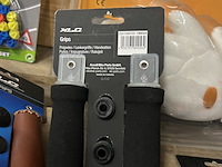 Partij fiets artikelen w.o. fietsbellen, grepen, slaaprollen w.o. yepp, xlc - afbeelding 11 van  12