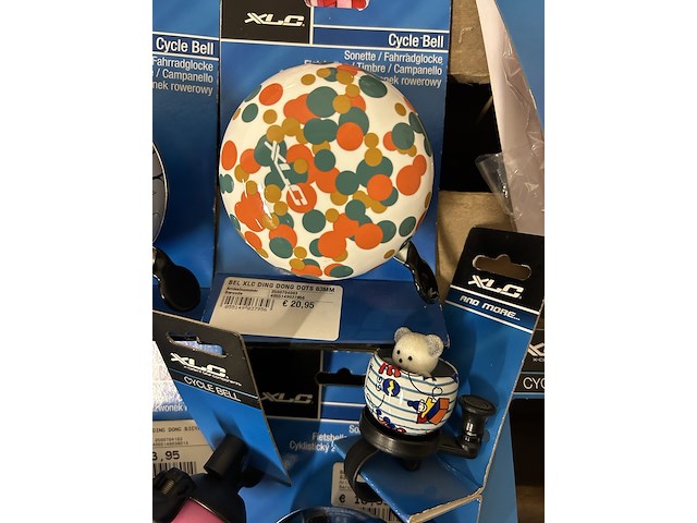 Partij fiets artikelen w.o. fietsbellen, grepen, slaaprollen w.o. yepp, xlc - afbeelding 12 van  12