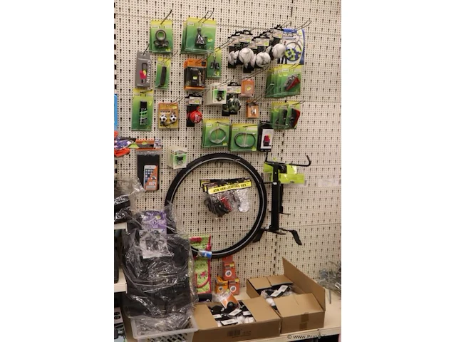 Partij fietsaccessoires bestaande uit o.a. fietsband, fietsbellen, atb verlichtingsets & kinderzitje - afbeelding 1 van  7