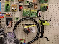 Partij fietsaccessoires bestaande uit o.a. fietsband, fietsbellen, atb verlichtingsets & kinderzitje - afbeelding 1 van  7