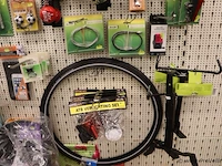 Partij fietsaccessoires bestaande uit o.a. fietsband, fietsbellen, atb verlichtingsets & kinderzitje - afbeelding 4 van  7