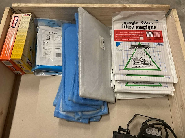 Partij filters en stofzuigerzakken - afbeelding 1 van  1