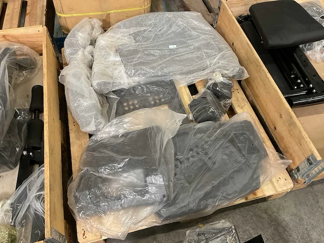 Partij fitness(apparaten), toebehoren en onderdelen, 12 pallets - afbeelding 3 van  14