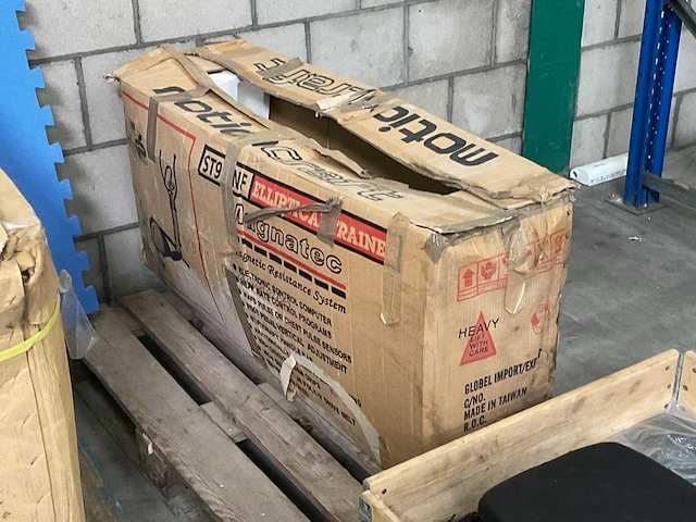 Partij fitness(apparaten), toebehoren en onderdelen, 12 pallets - afbeelding 5 van  14