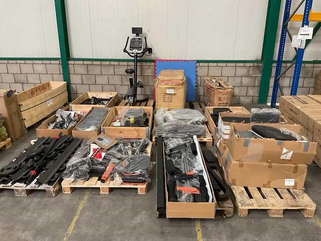 Partij fitness(apparaten), toebehoren en onderdelen, 12 pallets - afbeelding 1 van  14