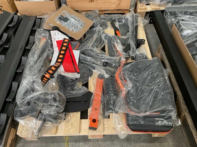 Partij fitness(apparaten), toebehoren en onderdelen, 12 pallets - afbeelding 8 van  14