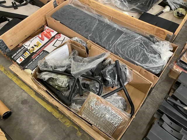 Partij fitness(apparaten), toebehoren en onderdelen, 12 pallets - afbeelding 11 van  14