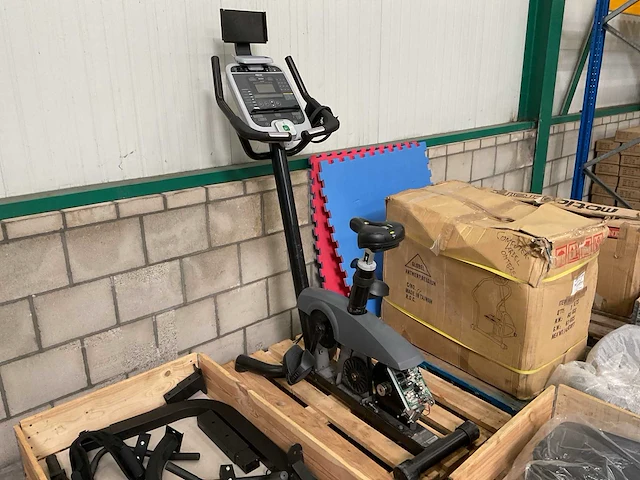 Partij fitness(apparaten), toebehoren en onderdelen, 12 pallets - afbeelding 13 van  14
