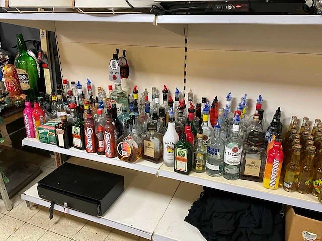 Partij flessen drank aangebroken (90x) - afbeelding 1 van  10