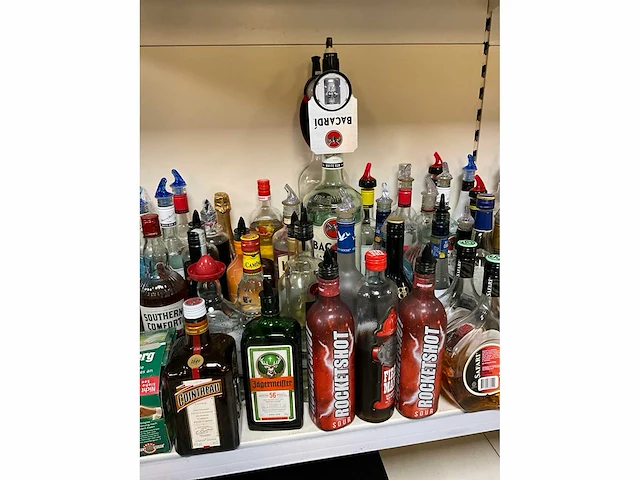 Partij flessen drank aangebroken (90x) - afbeelding 6 van  10