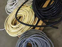 Partij flexibele slangen, diverse soorten en maten - afbeelding 1 van  6