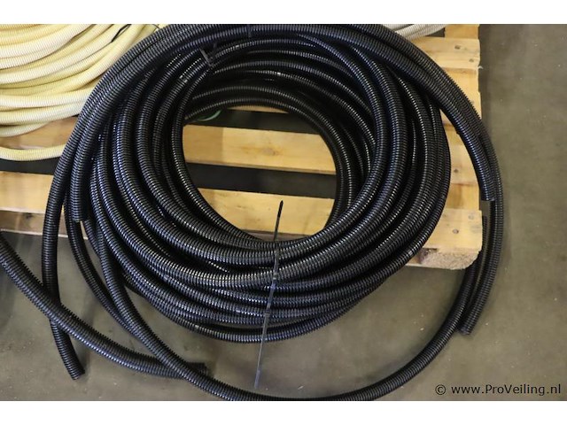 Partij flexibele slangen, diverse soorten en maten - afbeelding 3 van  6