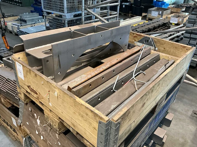 Partij frames, koppelstukken en balken - afbeelding 2 van  8