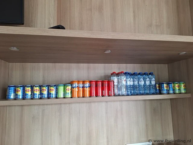 Partij frisdranken bestaande uit o.a. lipton ice tea, fanta, coca-cola & spa reine - afbeelding 1 van  5