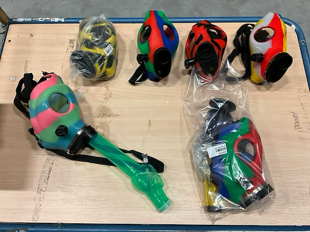 Partij gasmasker bongs - afbeelding 1 van  12