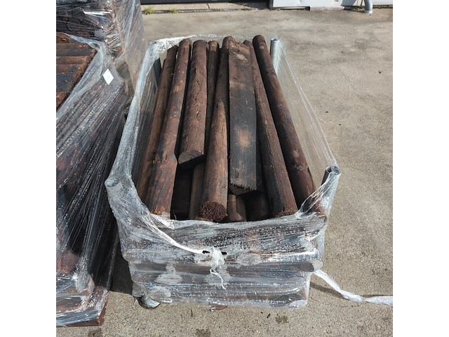 Partij gecreosoteerde weidepalen - afbeelding 12 van  13