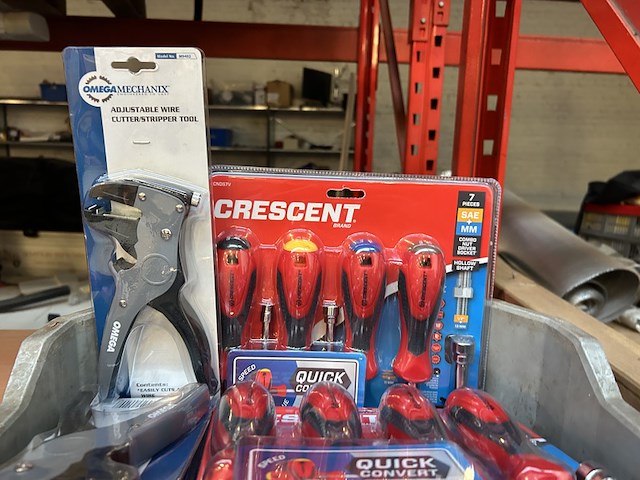Partij gereedschap inclusief krat w.o. multitool, striptang w.o. crescent - afbeelding 3 van  7