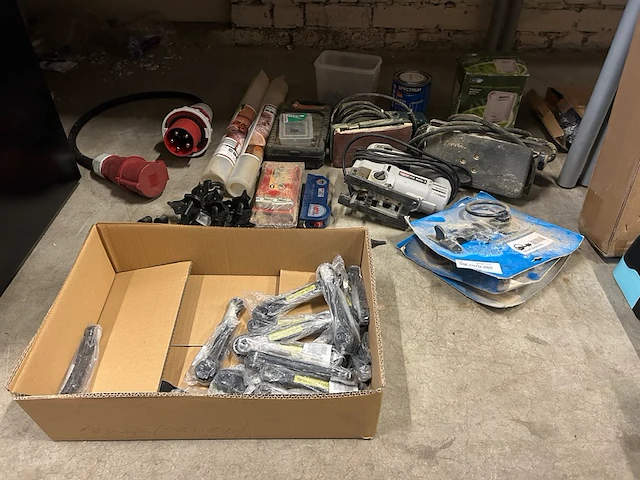 Partij gereedschap w.o. schuurmachine, sleutels w.o. duro, bosch - afbeelding 1 van  11