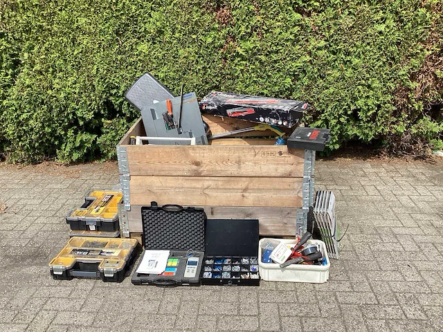 Partij gereedschappen en toebehoren - afbeelding 1 van  11