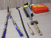 Partij gereedschappen o.a. heggenschaar, hamer, zaag & koevoet; - afbeelding 1 van  8