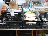 Partij gereedschap/verfartikelen bestaande uit o.a. verfkrabbers, siliconenkit, stofmaskers, verfrollers, stiften & stekkers - afbeelding 1 van  10