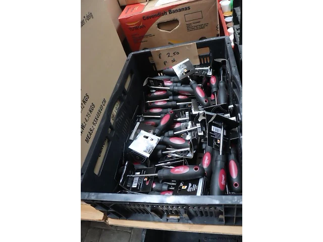 Partij gereedschap/verfartikelen bestaande uit o.a. verfkrabbers, siliconenkit, stofmaskers, verfrollers, stiften & stekkers - afbeelding 3 van  10