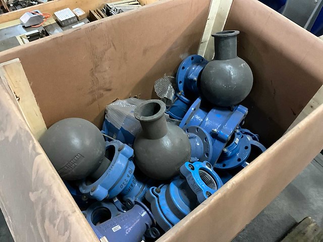 Partij gietijzeren koppelingen & onderdelen - afbeelding 1 van  7