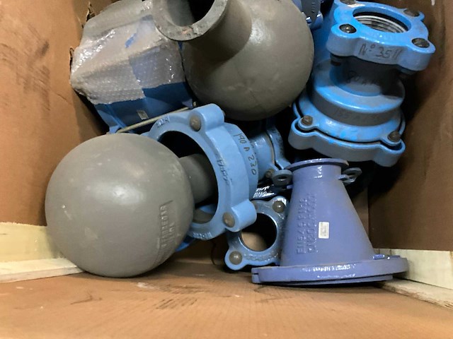 Partij gietijzeren koppelingen & onderdelen - afbeelding 2 van  7