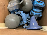 Partij gietijzeren koppelingen & onderdelen - afbeelding 2 van  7