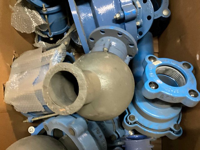 Partij gietijzeren koppelingen & onderdelen - afbeelding 3 van  7