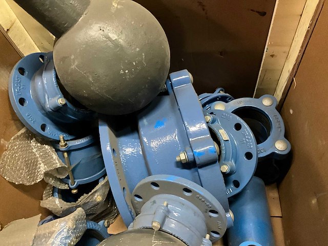 Partij gietijzeren koppelingen & onderdelen - afbeelding 4 van  7