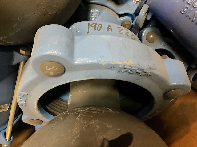 Partij gietijzeren koppelingen & onderdelen - afbeelding 5 van  7