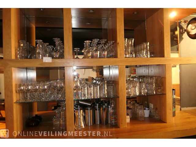 Partij glaswerk en koffiekoppen - afbeelding 1 van  17