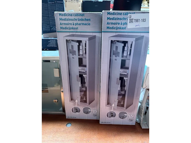 Partij glaswerk en medicijnkasten - afbeelding 2 van  6