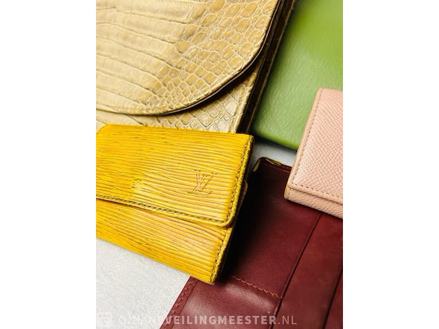 Partij handtassen en portemonnees louis vuitton, cartier, guess by marciano - afbeelding 2 van  10