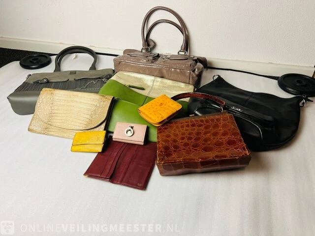Partij handtassen en portemonnees louis vuitton, cartier, guess by marciano - afbeelding 1 van  10