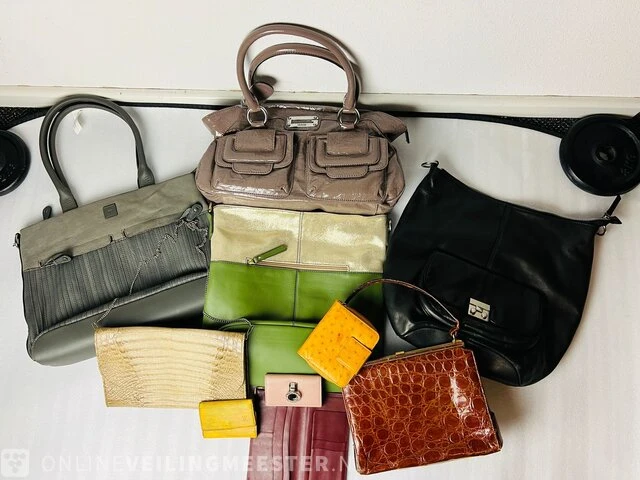 Partij handtassen en portemonnees louis vuitton, cartier, guess by marciano - afbeelding 3 van  10