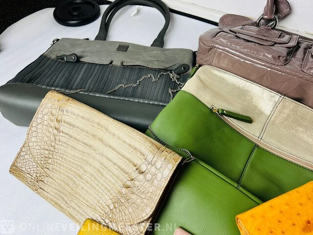 Partij handtassen en portemonnees louis vuitton, cartier, guess by marciano - afbeelding 5 van  10