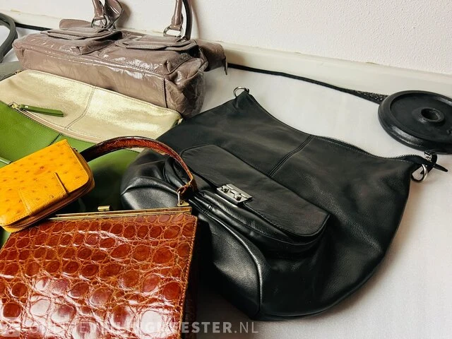 Partij handtassen en portemonnees louis vuitton, cartier, guess by marciano - afbeelding 8 van  10