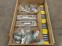 Partij hang- en sluitwerk - afbeelding 1 van  3