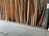 Partij hard houten plinten en toebehoren - afbeelding 1 van  7